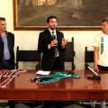 L\'Assessore allo Sport Stefano Gallo con Raffaele Campione e Simone Giaccaglia, Presidente e allenatore della Asd Pattinatori San Mauro