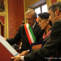 La consegna della targa e della pergamena della Città