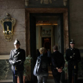 I vigili in alta uniforme all\'ingresso di sala Congregazioni