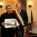 Rachid Khadiri posa con il Sindaco Piero Fassino