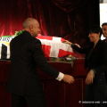Enzo Ghigo e Michele Coppola con Valentina Farassino depongono la bandiera della Regione Piemonte
