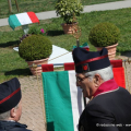 Il tricolore sulla targa del giardino Vittime delle foibe