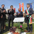 Le autorità accanto alla targa dedicata alle Vittime delle foibe