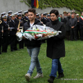 Gli studenti dell\'ITIS Majorana posano una corona di fiori