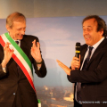 La scaramanzia del Sindaco Fassino sul palco con Michel Platini