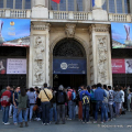 Curiosi attendono la coppa fuori da Palazzo Madama