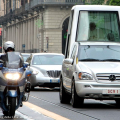 La papamobile in via Cernaia