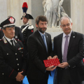 Il ministro Dario Franceschini consegna le monete al collega Kostas Tasoulas