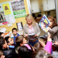 Gli alunni della scuola Armstrong ricevono alcune pubblicazioni della Commissione Europea