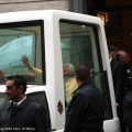 Saluti di Benedetto XVI dalla papamobile
