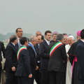 Sergio Chiamparino accoglie Joseph Ratzinger all\'arrivo a Caselle
