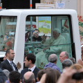 La papamobile attraversa piazza San Carlo
