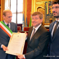 La consegna della pergamena della Città