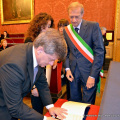 Guy Ryder firma il Libro d’Oro dei cittadini onorari torinesi