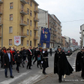 Il Gonfalone della Città apre il corteo che porta al giardino