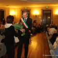 Il Sindaco consegna i fiori a Fulvia Raineri