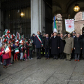 In piedi per l\'Inno Nazionale