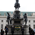 La corona della Città di Torino sotto al monumento di Carlo Alberto di Savoia