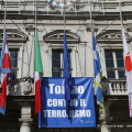 Bandiere mezz\'asta a Palazzo Civico