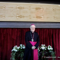 Monsignor Cesare Nosiglia accoglie i giornalisti davanti alla Sindone