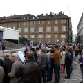Fedeli assistono alla Messa di fronte al Duomo