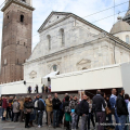 Fedeli in coda per accedere al Duomo