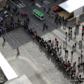 Fedeli in coda per accedere al Duomo