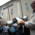 21 maggio - Pellegrini all\'uscita del Duomo