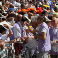 Distribuzione di acqua tra i fedeli