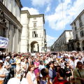 In via Po davanti ai maxi schermo