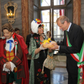 La consegna dei pani della carità a Palazzo Civico