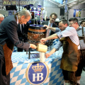 La rottura del primo fusto di birra, secondo il rito O’zapft is