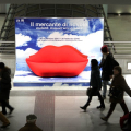 Divano Bocca alle fermate della metro #ilmercantedinuvole