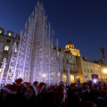 Il coro dei bambini sotto l\'albero di Natale