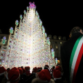 L\'accensione dell\'albero in piazza Castello