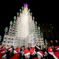L\'accensione dell\'albero in piazza Castello