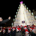 Il coro dei bambini sotto l\'albero di Natale