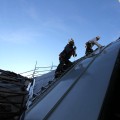Gli operai al lavoro sul tetto di Porta Nuova