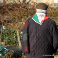 Un partigiano rende omaggio alla tomba di Primo Levi