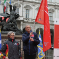 Tiziana Nasi consegna la bandiera al sindaco Fassino