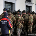Alpini e volontari sotto i portici di piazza Vittorio Veneto