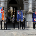 I gonfaloni listati a lutto davanti Palazzo Civico