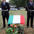 La targa coperta dal Tricolore