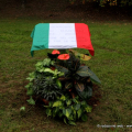 La targa coperta dal Tricolore