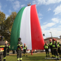 Il Tricolore esposto dai Vigili del Fuoco