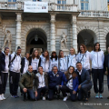 Le cestiste della Fixi Piramis Torino sotto Palazzo Civico