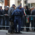 La Sindaca assiste alle dimostrazioni delle unita cinofile