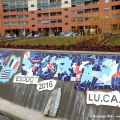 Il mosaico lungo il perimetro del nuovo giardino
