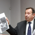Roberto Della Rocca dell\'Associazione Vittime del Terrorismo mostra una foto di Roberto Crescenzio