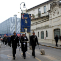 Il corteo raggiunge la targa posta al n. 46 di via Po